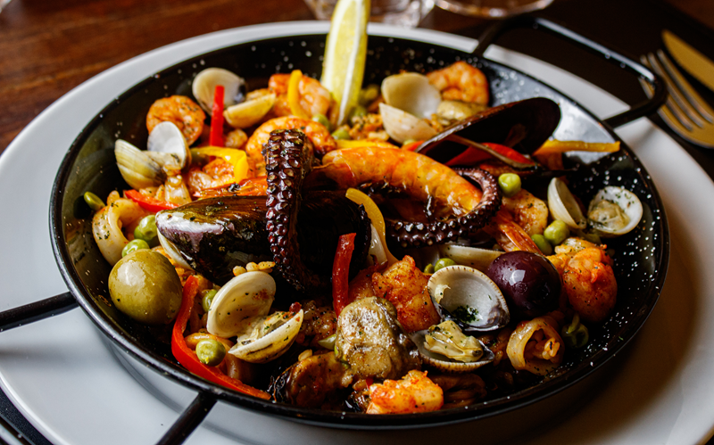 Paella de frutos do mar com camarões, mexilhões e polvo servida em um prato
